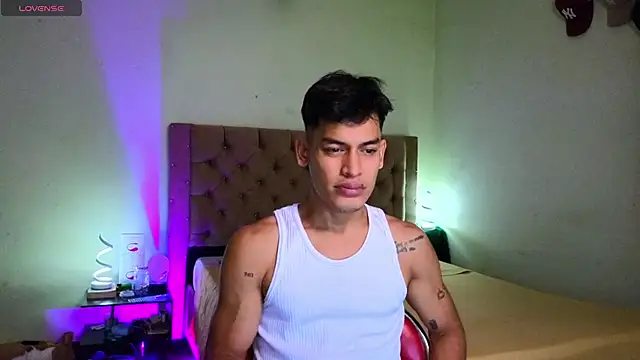 Snapshot of blorelopez chatting on February 5, 9:21 pm blorelopez online show from February 5, 9:21 pm