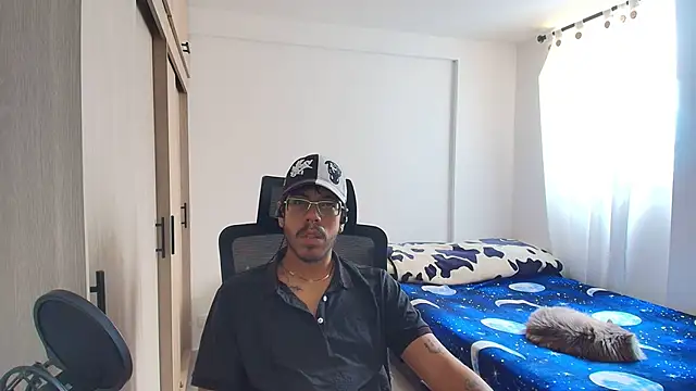 Snapshot of naitt_ chatting on December 1, 2:29 pm naitt online show from December 1, 2:29 pm