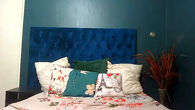 BrunetteNaomi8 online show from February 3, 8:25 pm