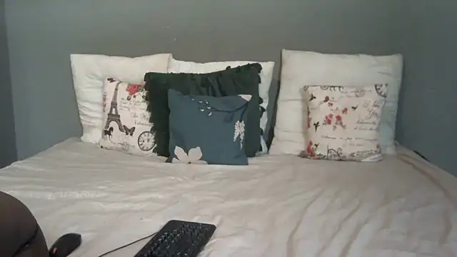 BrunetteNaomi8 online show from January 10, 9:04 am