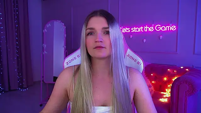 AnnyRaii online show from December 5, 6:28 pm