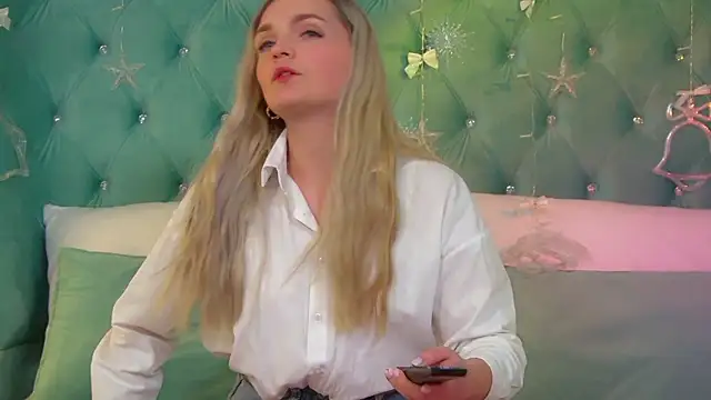 AnnyRaii online show from December 2, 6:26 am