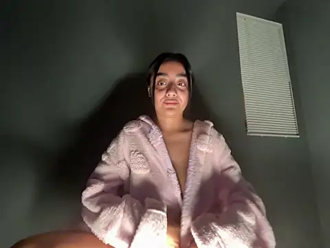 reinaass online show from March 30, 8:05 am