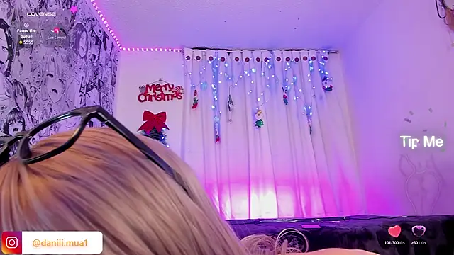Snapshot of daniii_mua chatting on November 23, 12:20 am daniii mua online show from November 23, 12:20 am