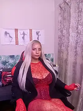 Snapshot of LaReineCleo chatting on July 1, 10:15 am LaReineCleo online show from July 1, 10:15 am