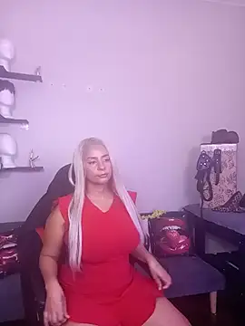 Snapshot of LaReineCleo chatting on July 16, 11:07 am LaReineCleo online show from July 16, 11:07 am