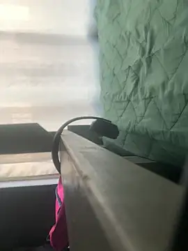 lightskiin thug online show from November 18, 3:04 pm