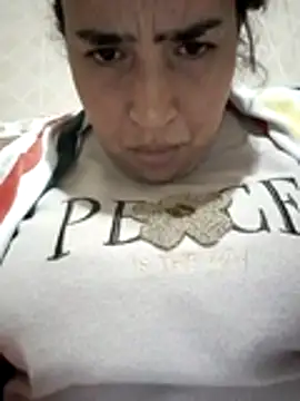 Snapshot of Hot_sexyopra chatting on November 28, 10:21 pm Hot sexyopra online show from November 28, 10:21 pm