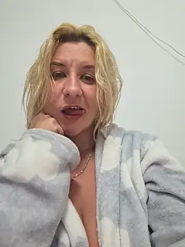 Snapshot of KaylinJan chatting on June 30, 6:30 pm KaylinJan online show from June 30, 6:30 pm