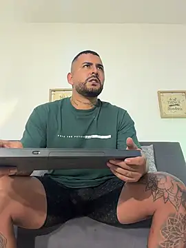 Snapshot of david10kc chatting on February 1, 3:21 pm david10kc online show from February 1, 3:21 pm