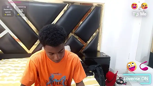 NoahJhonson69 online show from April 5, 11:39 am