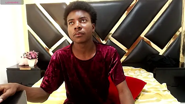 NoahJhonson69 online show from May 3, 11:37 am