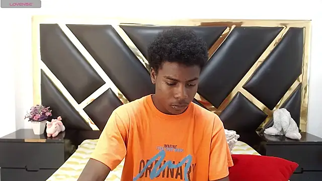 NoahJhonson69 online show from May 27, 11:28 am