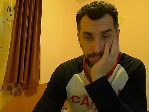 Snapshot of Brianhot8 chatting on December 4, 9:25 pm Brianhot8 online show from December 4, 9:25 pm