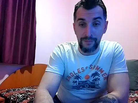 Snapshot of Brianhot8 chatting on November 24, 9:37 pm Brianhot8 online show from November 24, 9:37 pm