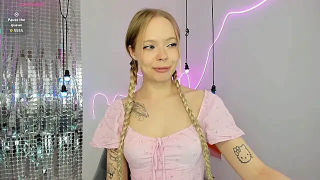 Snapshot of lucy_loy chatting on January 13, 2:21 pm lucy loy online show from January 13, 2:21 pm