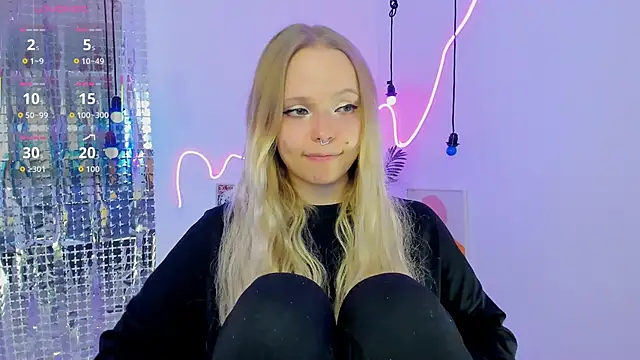 Snapshot of lucy_loy chatting on January 6, 2:21 pm lucy loy online show from January 6, 2:21 pm