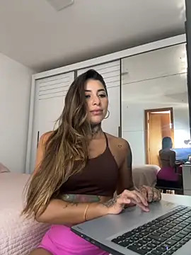 thauanydemontie online show from December 1, 1:45 pm