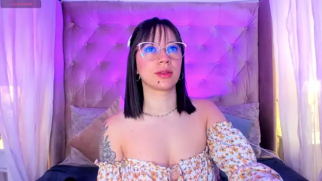 Snapshot of Annie_Petters chatting on May 8, 12:31 pm Annie Petters online show from May 8, 12:31 pm