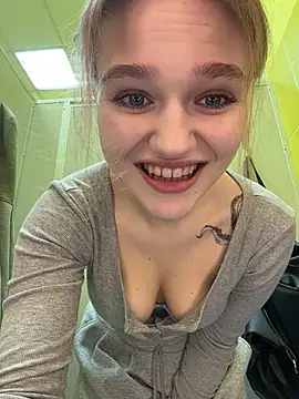 Snapshot of RussianWoman chatting on February 20, 9:44 am RussianWoman online show from February 20, 9:44 am