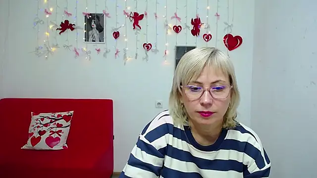 LaurenWishy online show from February 6, 2:57 pm