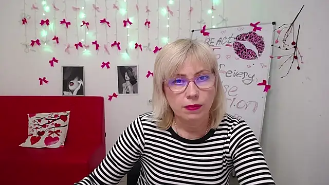 LaurenWishy online show from March 7, 6:24 pm