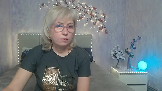 LaurenWishy online show from March 13, 12:21 pm