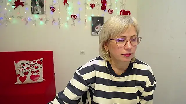 LaurenWishy online show from February 5, 8:15 pm