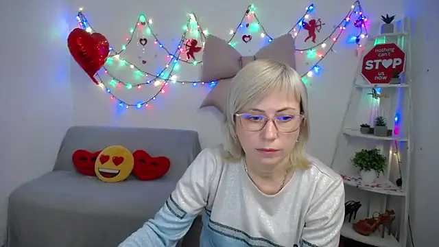 LaurenWishy online show from February 9, 6:55 am