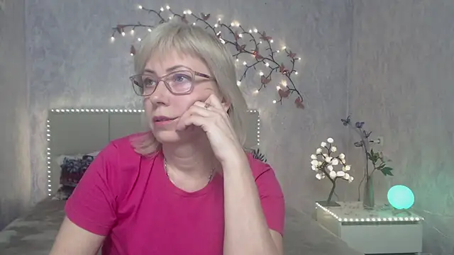 LaurenWishy online show from March 24, 6:24 am