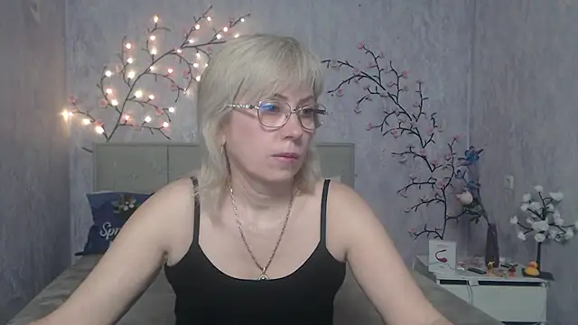 LaurenWishy online show from April 23, 5:25 am