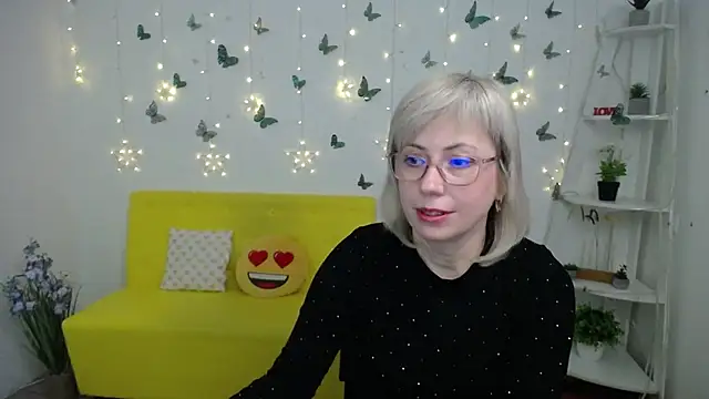 LaurenWishy online show from February 21, 6:10 pm