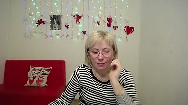 LaurenWishy online show from February 14, 5:51 am