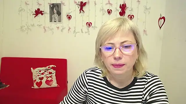 LaurenWishy online show from February 1, 6:00 am