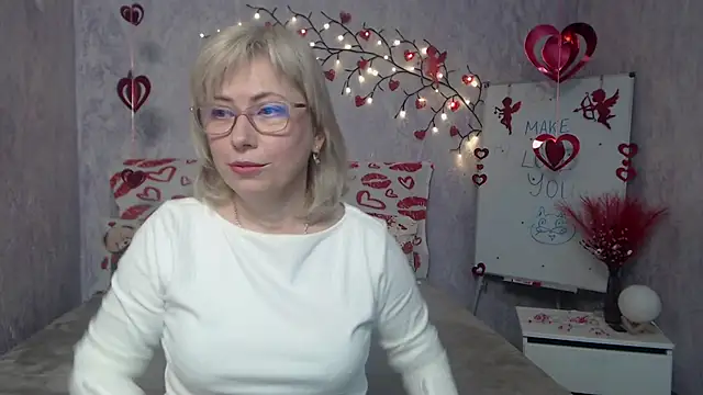 LaurenWishy online show from February 16, 6:12 am