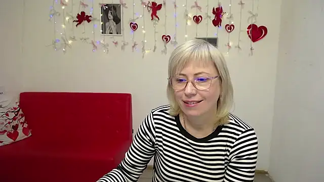 LaurenWishy online show from February 8, 5:38 am