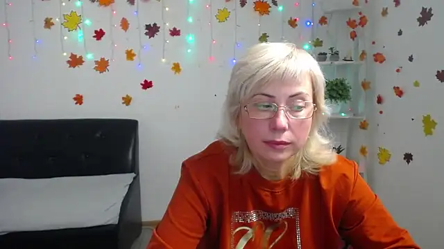 LaurenWishy online show from November 28, 2:28 pm