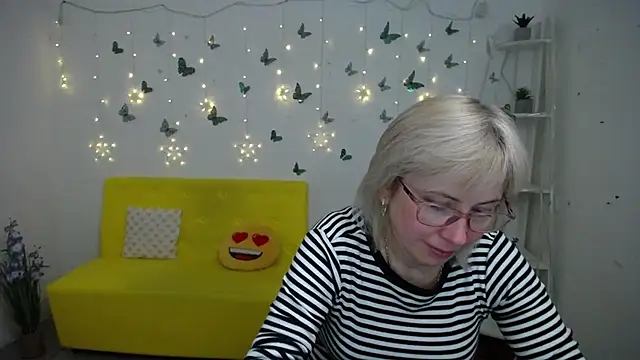 LaurenWishy online show from February 21, 12:56 am