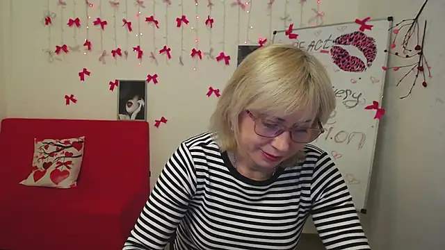 LaurenWishy online show from March 10, 6:50 am