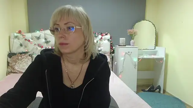 LaurenWishy online show from April 15, 5:57 am