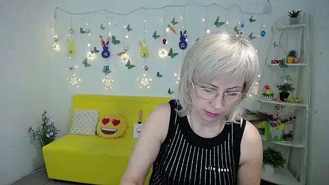 LaurenWishy online show from April 8, 5:09 am