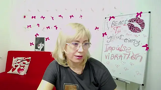 LaurenWishy online show from March 27, 6:20 pm