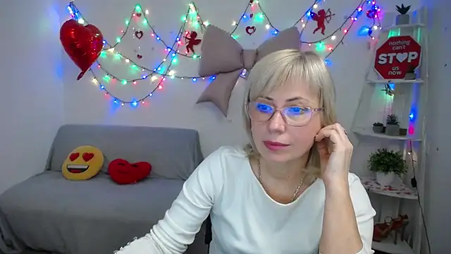 LaurenWishy online show from February 16, 6:39 pm