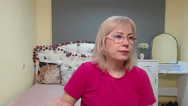 LaurenWishy online show from March 22, 12:18 pm