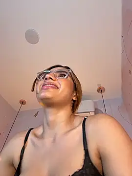 Snapshot of IsabelaStefano chatting on February 9, 3:15 am IsabelaStefano online show from February 9, 3:15 am