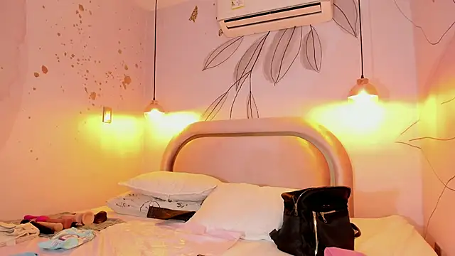 Snapshot of IsabelaStefano chatting on February 12, 3:06 am IsabelaStefano online show from February 12, 3:06 am