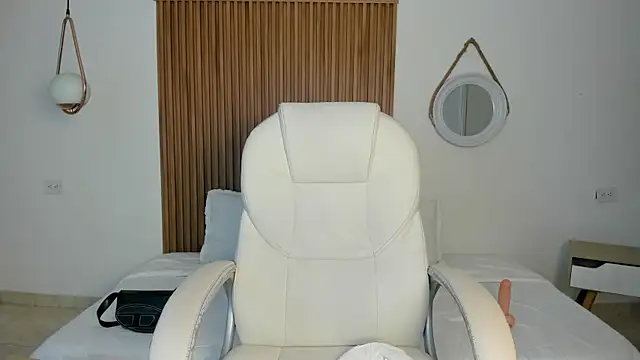 Alaska deluxe online show from April 11, 7:50 pm