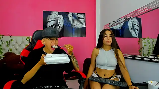 Snapshot of MiaAndTeylor chatting on November 23, 7:35 pm MiaAndTeylor online show from November 23, 7:35 pm