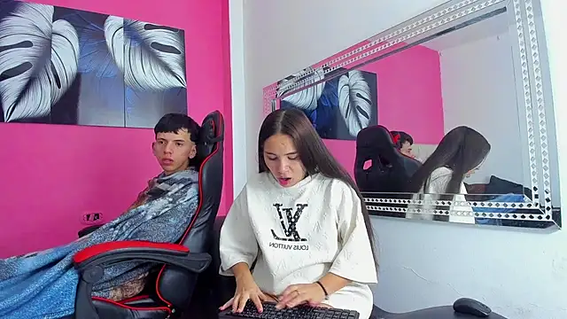 Snapshot of MiaAndTeylor chatting on December 1, 8:26 am MiaAndTeylor online show from December 1, 8:26 am