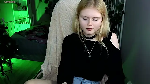 Snapshot of AnoraAmore chatting on December 14, 9:09 pm AnoraAmore online show from December 14, 9:09 pm